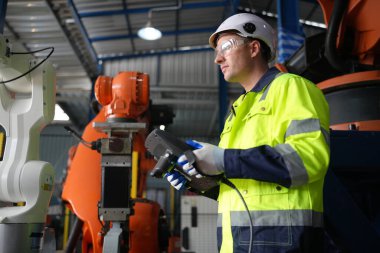 Robotik Silah Mühendisi Yapay Zeka Bilgisayar İşlemci Birimi ekipmanlarını kontrol ediyor