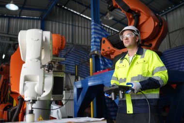 Robotik Silah Mühendisi Yapay Zeka Bilgisayar İşlemcisi Birimi 'nin ekipmanlarını kontrol ediyor