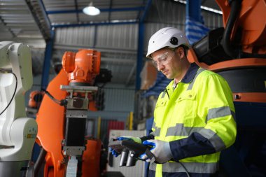 Robotik Silah Mühendisi Yapay Zeka Bilgisayar İşlemci Birimi ekipmanlarını kontrol ediyor