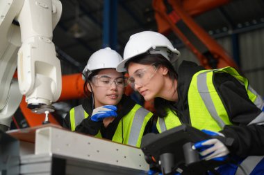 Robot Silah Mühendisleri Yapay Zeka Bilgisayar İşlemcisi Birimi 'nin ekipmanlarını kontrol ediyor.