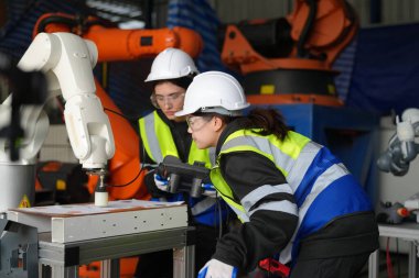 Robot Silah Mühendisleri Yapay Zeka Bilgisayar İşlemcisi Birimi 'nin ekipmanlarını kontrol ediyor.