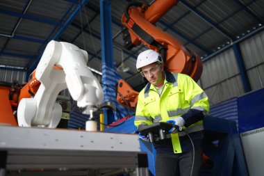 Robotik Silah Mühendisi Yapay Zeka Bilgisayar İşlemci Birimi ekipmanlarını kontrol ediyor