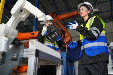 Robot Silah Mühendisleri Yapay Zeka Bilgisayar İşlemci Birimi ekipmanlarını kontrol ediyor