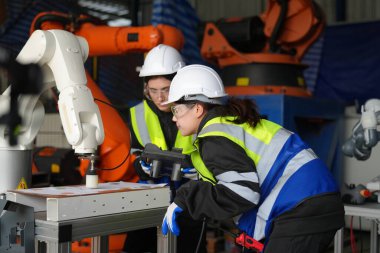 Robot Silah Mühendisleri Yapay Zeka Bilgisayar İşlemci Birimi ekipmanlarını kontrol ediyor