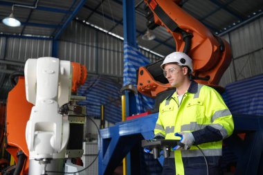 Robotik Silah Mühendisi Yapay Zeka Bilgisayar İşlemci Birimi ekipmanlarını kontrol ediyor