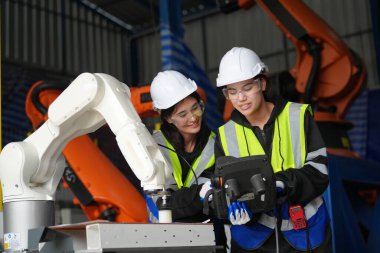 Robot Silah Mühendisleri Yapay Zeka Bilgisayar İşlemci Birimi ekipmanlarını kontrol ediyor