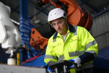 Robotik Silah Mühendisi Yapay Zeka Bilgisayar İşlemci Birimi ekipmanlarını kontrol ediyor