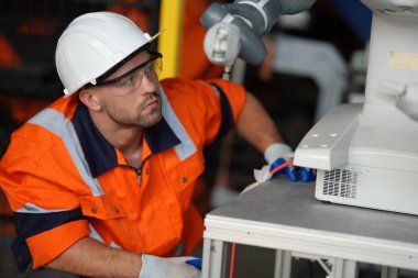 Robotik Silah Mühendisi Yapay Zeka Bilgisayar İşlemcisi Birimi 'nin ekipmanlarını kontrol ediyor