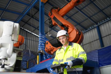 Robotik Silah Mühendisi Yapay Zeka Bilgisayar İşlemci Birimi ekipmanlarını kontrol ediyor