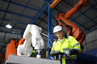 Robotik Silah Mühendisi Yapay Zeka Bilgisayar İşlemci Birimi ekipmanlarını kontrol ediyor