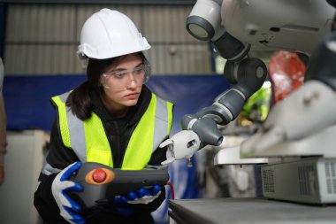 Robotik Silah Mühendisi, bir Yapay Zeka Bilgisayar İşlemcisi Birimi yazılımı ile ekipmanları kontrol ediyor