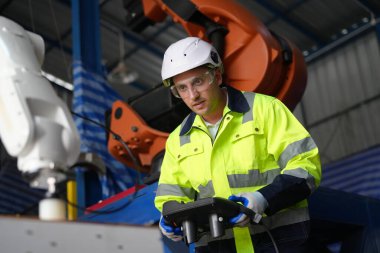 Robotik Silah Mühendisi, Yapay Zeka Bilgisayar İşlemcisi Birimi yazılımı ile ekipmanlarını kontrol et.