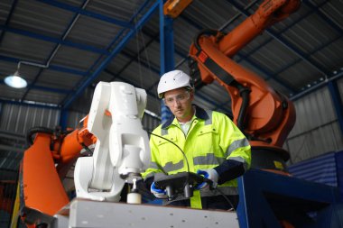 Robotik Silah Mühendisi, Yapay Zeka Bilgisayar İşlemcisi Birimi yazılımı ile ekipmanlarını kontrol et.