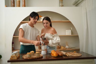 Genç çiftin birlikte pişirme 