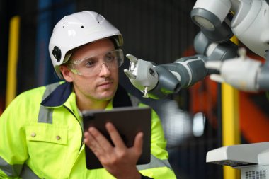Robotik Silah Mühendisi Yapay Zeka Bilgisayar İşlemci Birimi ekipmanlarını kontrol ediyor