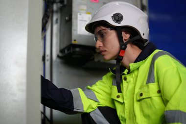 Robotik Silah Mühendisi Yapay Zeka Bilgisayar İşlemci Birimi ekipmanlarını kontrol ediyor