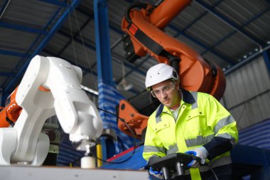 Robotik Silah Mühendisi, Yapay Zeka Bilgisayar İşlemcisi Birimi yazılımı ile ekipmanlarını kontrol et.