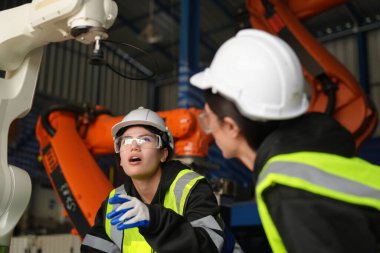 Robot Silah Mühendisleri Yapay Zeka Bilgisayar İşlemci Birimi ekipmanlarını kontrol ediyor