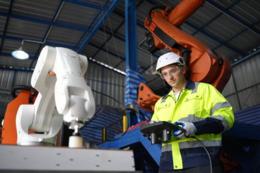 Robotik Silah Mühendisi, bir Yapay Zeka Bilgisayar İşlemcisi Birimi yazılımı ile ekipmanları kontrol ediyor