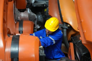 Robotik Silah Mühendisi, bir Yapay Zeka Bilgisayar İşlemcisi Birimi yazılımı ile ekipmanları kontrol ediyor