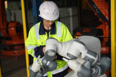 Robotik Silah Mühendisi Yapay Zeka Bilgisayar İşlemci Birimi ekipmanlarını kontrol ediyor