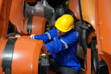 Robotik Silah Mühendisi Yapay Zeka Bilgisayar İşlemci Birimi ekipmanlarını kontrol ediyor