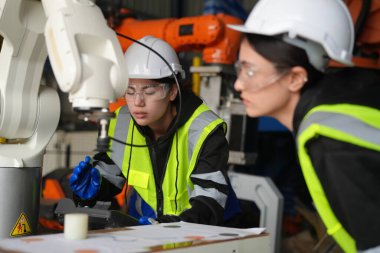 Robot Silah Mühendisleri Yapay Zeka Bilgisayar İşlemci Birimi ekipmanlarını kontrol ediyor