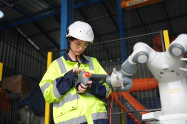 Robotik Silah Mühendisi Yapay Zeka Bilgisayar İşlemci Birimi ekipmanlarını kontrol ediyor