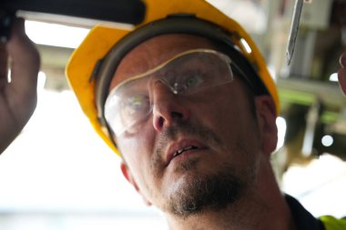 Robotik Silah Mühendisi Yapay Zeka Bilgisayar İşlemci Birimi ekipmanlarını kontrol ediyor