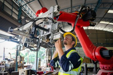 Robotik Silah Mühendisi Yapay Zeka Bilgisayar İşlemci Birimi ekipmanlarını kontrol ediyor