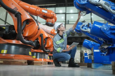 Robotik Silah Mühendisi Yapay Zeka, Programlama Geliştirme Teknolojisi yazılımı ile ekipmanları kontrol ediyor.