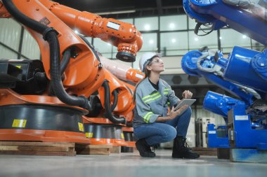 Robotik Silah Mühendisi Yapay Zeka, Programlama Geliştirme Teknolojisi yazılımı ile ekipmanları kontrol ediyor.