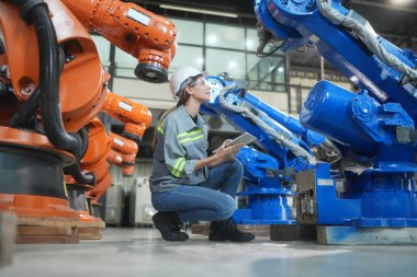 Robotik Silah Mühendisi Yapay Zeka, Programlama Geliştirme Teknolojisi yazılımı ile ekipmanları kontrol ediyor.