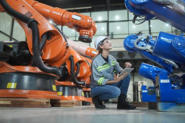 Robotik Silah Mühendisi Yapay Zeka, Programlama Geliştirme Teknolojisi yazılımı ile ekipmanları kontrol ediyor.