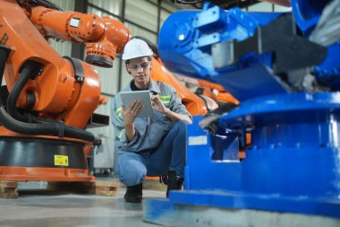 Robotik Silah Mühendisi Yapay Zeka, Programlama Geliştirme Teknolojisi yazılımı ile ekipmanları kontrol ediyor.