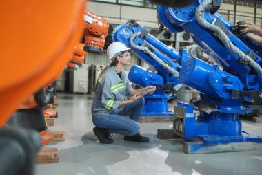 Robotik Silah Mühendisi Yapay Zeka, Programlama Geliştirme Teknolojisi yazılımı ile ekipmanları kontrol ediyor.