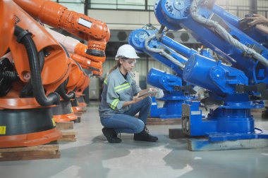 Robotik Silah Mühendisi Yapay Zeka, Programlama Geliştirme Teknolojisi yazılımı ile ekipmanları kontrol ediyor.