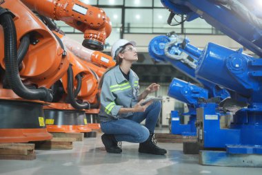 Robotik Silah Mühendisi Yapay Zeka, Programlama Geliştirme Teknolojisi yazılımı ile ekipmanları kontrol ediyor.