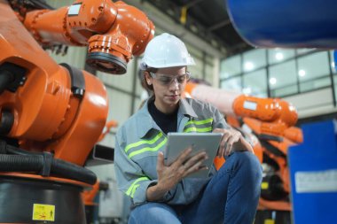 Robotik Silah Mühendisi Yapay Zeka, Programlama Geliştirme Teknolojisi yazılımı ile ekipmanları kontrol ediyor.