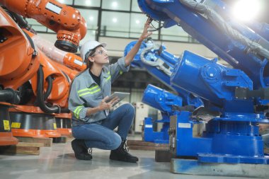 Robotik Silah Mühendisi Yapay Zeka, Programlama Geliştirme Teknolojisi yazılımı ile ekipmanları kontrol ediyor.