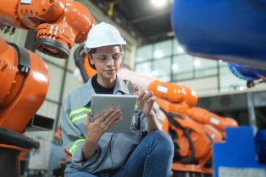 Robotik Silah Mühendisi Yapay Zeka, Programlama Geliştirme Teknolojisi yazılımı ile ekipmanları kontrol ediyor.