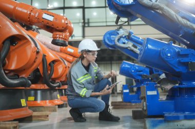 Robotik Silah Mühendisi Yapay Zeka, Programlama Geliştirme Teknolojisi yazılımı ile ekipmanları kontrol ediyor.