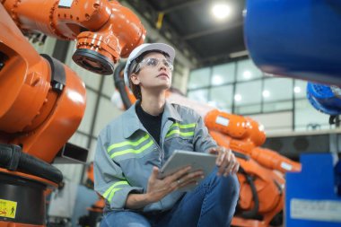 Robotik Silah Mühendisi Yapay Zeka, Programlama Geliştirme Teknolojisi yazılımı ile ekipmanları kontrol ediyor.