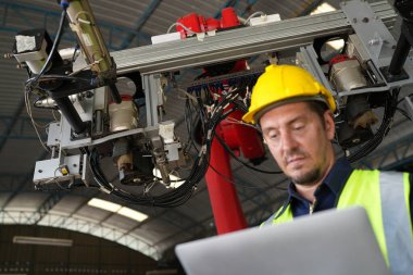 Robotik Silah Mühendisi Yapay Zeka Bilgisayar İşlemcisi Birimi 'nin ekipmanlarını kontrol ediyor