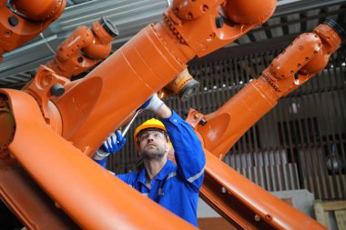 Robotik Silah Mühendisi Yapay Zeka Bilgisayar İşlemci Birimi ekipmanlarını kontrol ediyor