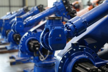 Robot mühendisi fabrika deposunda robotik kolun bakımı üzerinde çalışıyor. İş teknolojisi. 