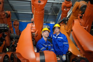 Robot Silah Mühendisleri Yapay Zeka Bilgisayar İşlemci Birimi ekipmanlarını kontrol ediyor