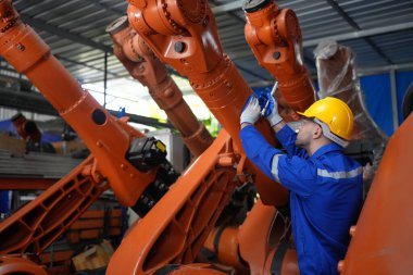 Robotik Silah Mühendisi, bir Yapay Zeka Bilgisayar İşlemcisi Birimi yazılımı ile ekipmanları kontrol ediyor