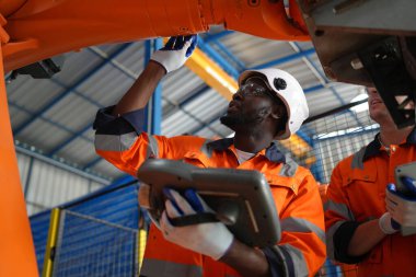 Robotik Silah Mühendisi, bir Yapay Zeka Bilgisayar İşlemcisi Birimi yazılımı ile ekipmanları kontrol ediyor