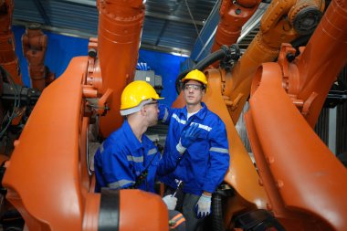 Robot Silah Mühendisleri Yapay Zeka Bilgisayar İşlemci Birimi ekipmanlarını kontrol ediyor